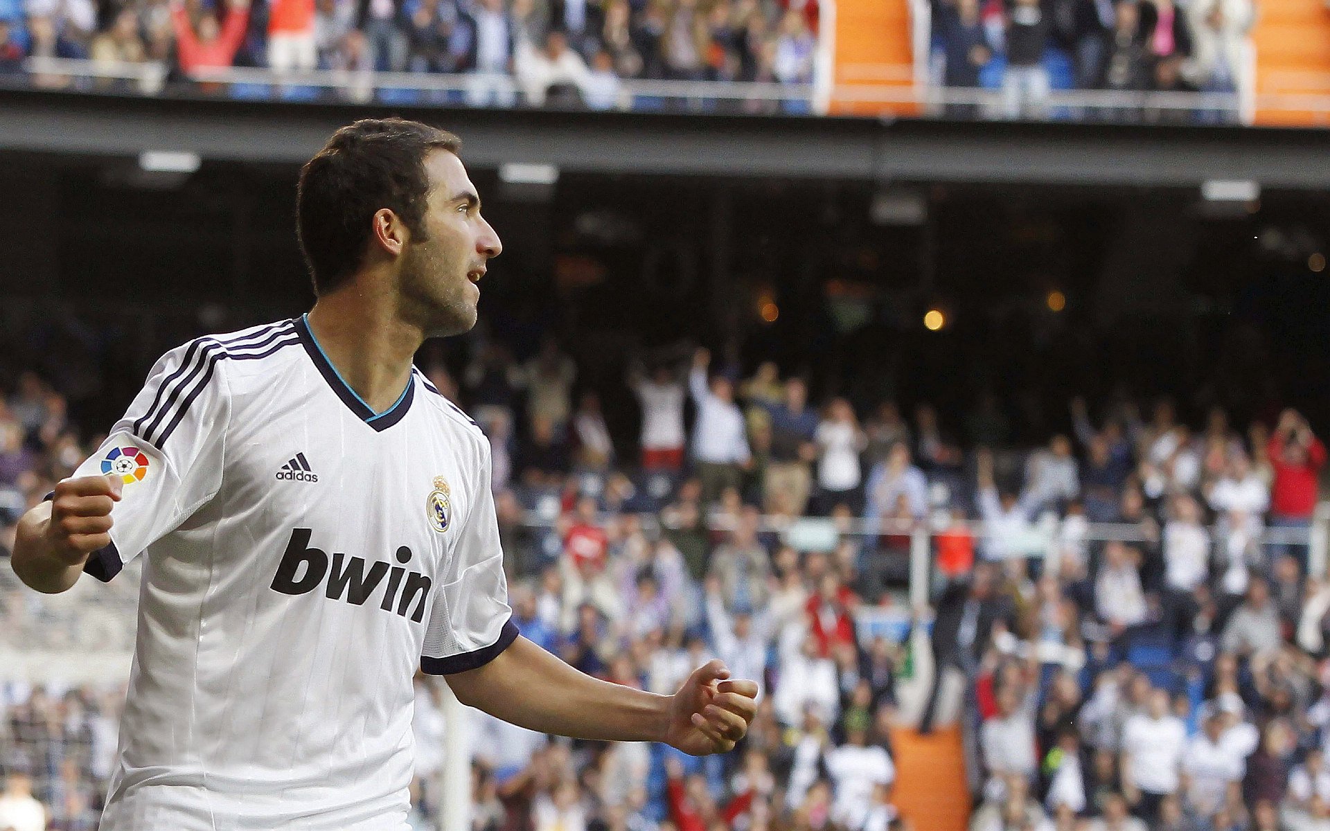 莱斯特城主场氛围热烈,球迷支持不减,莱斯特城队史首夺足总杯